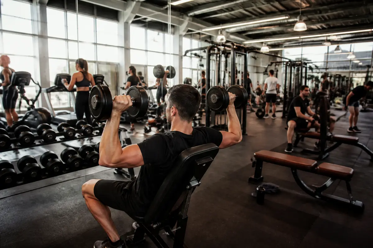 Salle de sport moderne avec haltères, ambiance propice au fitness à la soie